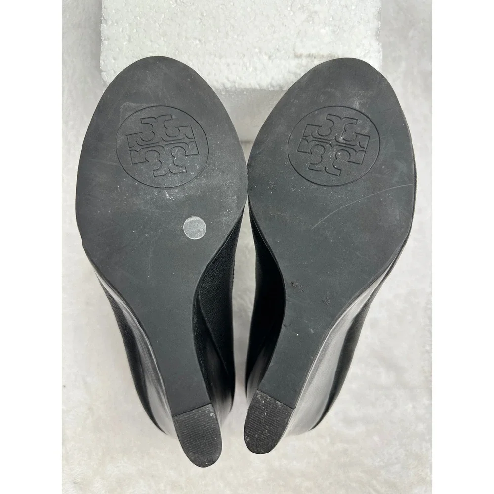 Tory Burch Black Leather Peep Toe Wedge Pumps Gold Logo Medallion 10M 4304